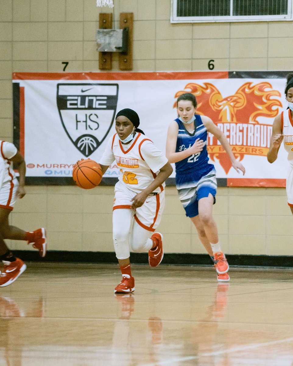 MurryBtraumLBB's tweet photo. Scenes from playoff game 1 (part 2) ❤️‍🔥

@CoachJNoel @NYGHoops @NYCHoops 

#nike #nikeelitehs #murrybergtraum #psal #nyc #family https://t.co/yerdnbeurd