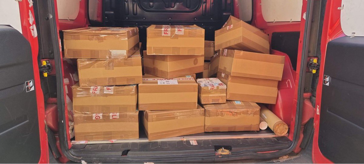 MagicShop_UK's tweet photo. Finally a pick up~ for those who supposed to have their parcels picked up last monday-tuesday-wednesday, everything has been picked up today by Royal Mail. (45 parcels in total) #MagicShopUKUpdates https://t.co/2oQhqf5pUS