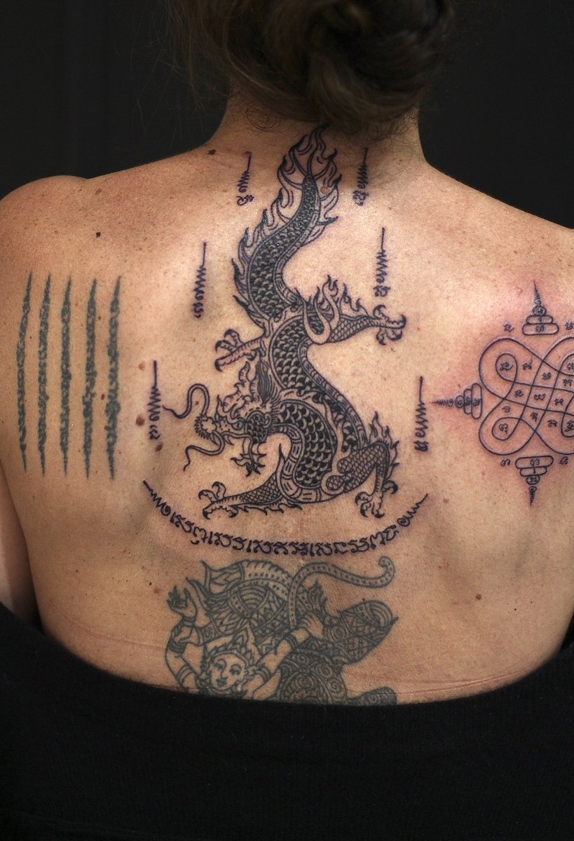 Today is tattoo day, I had this client this morning, she was full of energy, she tolerated the pain well, I was able to finish the piece in 4 hours.