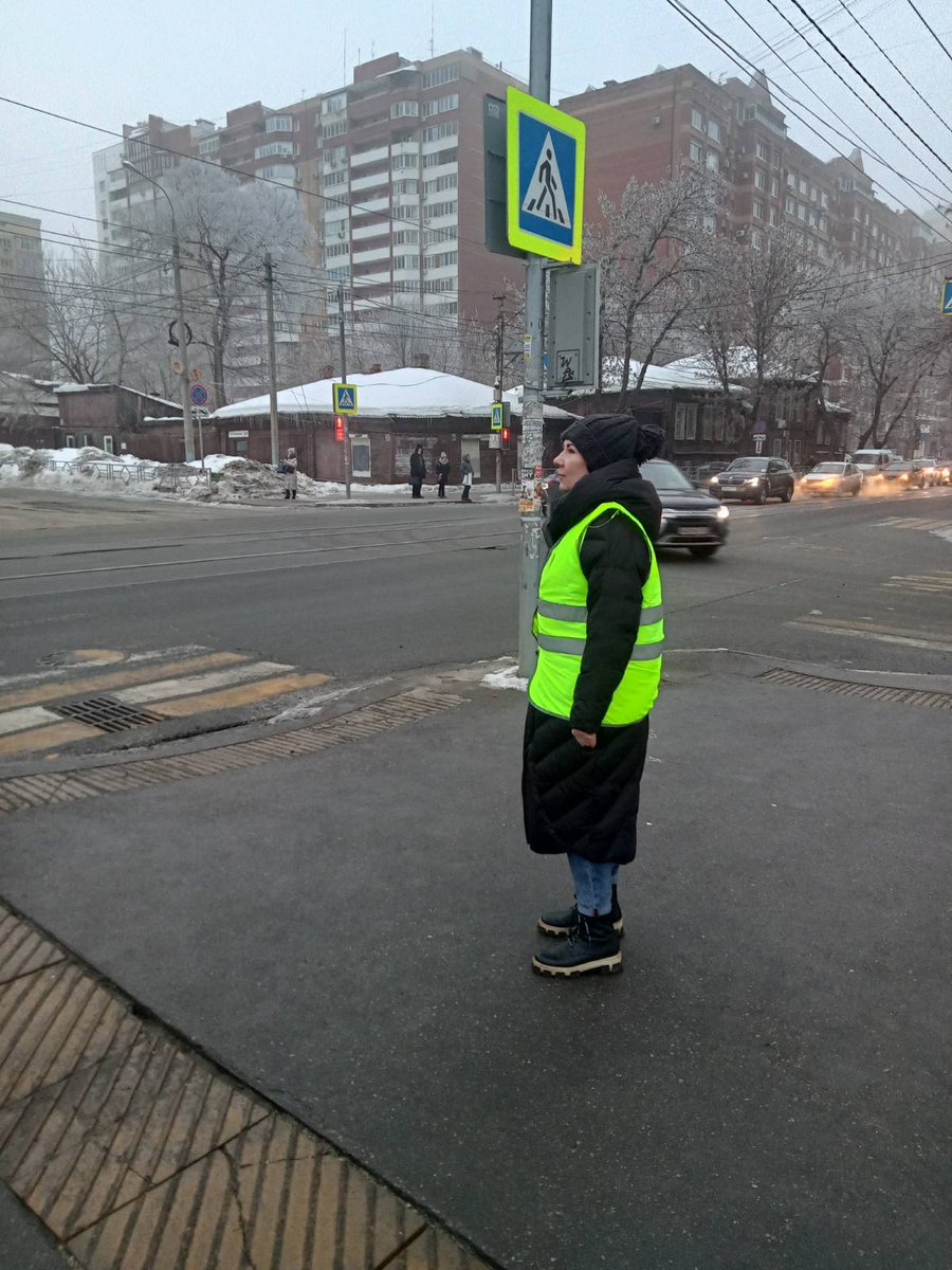 В целях снижения дорожно-транспортного травматизма среди обучающихся изо дня в день за движением детей в Школу следит родительский патруль, который всегда готов напомнить водителям и детям правила дорожного движения! 🚦Родители 9 Б и 9 Г на посту!