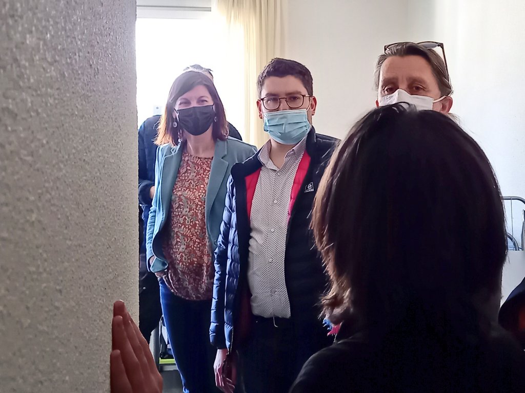 Mutualite38's tweet photo. La présidente de la #Mutualite38 inaugure avec l'AFIPH38 le dispositif #HabitatInclusif dans sa résidence jeunes de Fontaine.
Vivre autonome sans être seul, c'est possible!

🙏 Merci aux partenaires, ARS, CD38, Ville et élus de leur présence, et à Justine pour la visite 😊 https://t.co/pfsxZkgPeX