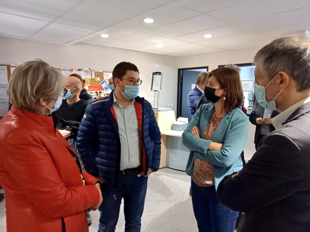 La présidente de la #Mutualite38 inaugure avec l'AFIPH38 le dispositif #HabitatInclusif dans sa résidence jeunes de Fontaine.
Vivre autonome sans être seul, c'est possible!

🙏 Merci aux partenaires, ARS, CD38, Ville et élus de leur présence, et à Justine pour la visite 😊