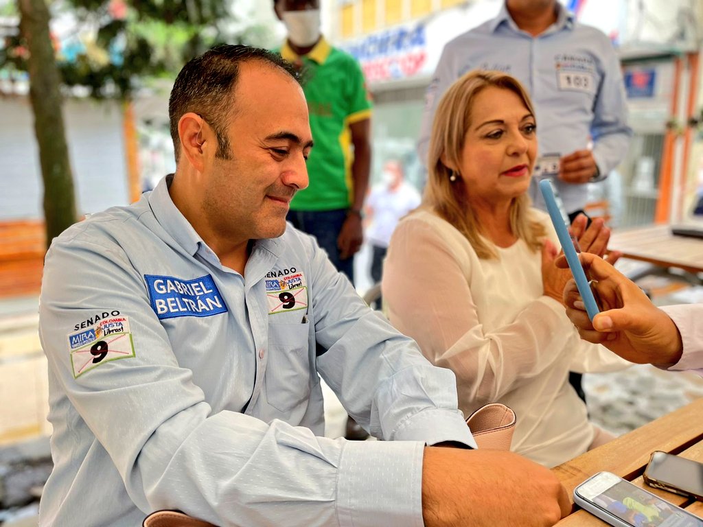 gabrielbeltranl's tweet photo. 🔵9️⃣🇨🇴 #Quindío hoy tiene su PreCandidata Presidencial Aydeé Lizarazo Cubillos #EquipoPorColombia.
En entrevistas con los medios de comunicación.
@aydeelizarazoc
#SenadoMIRA9
@JuVillanuevaP #Camara103 https://t.co/ILu1HCb9sf