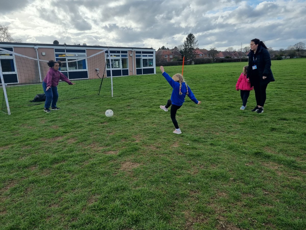 DuffMead_Sports's tweet photo. Enjoying a whole afternoon of girls' football #LetGirlsPlay https://t.co/grz1AoeDOJ