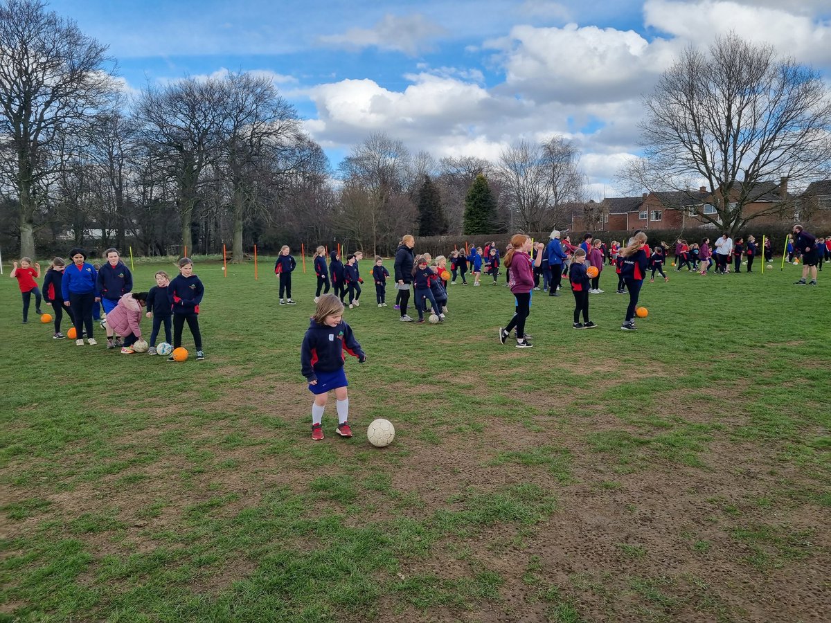 DuffMead_Sports's tweet photo. Enjoying a whole afternoon of girls' football #LetGirlsPlay https://t.co/grz1AoeDOJ