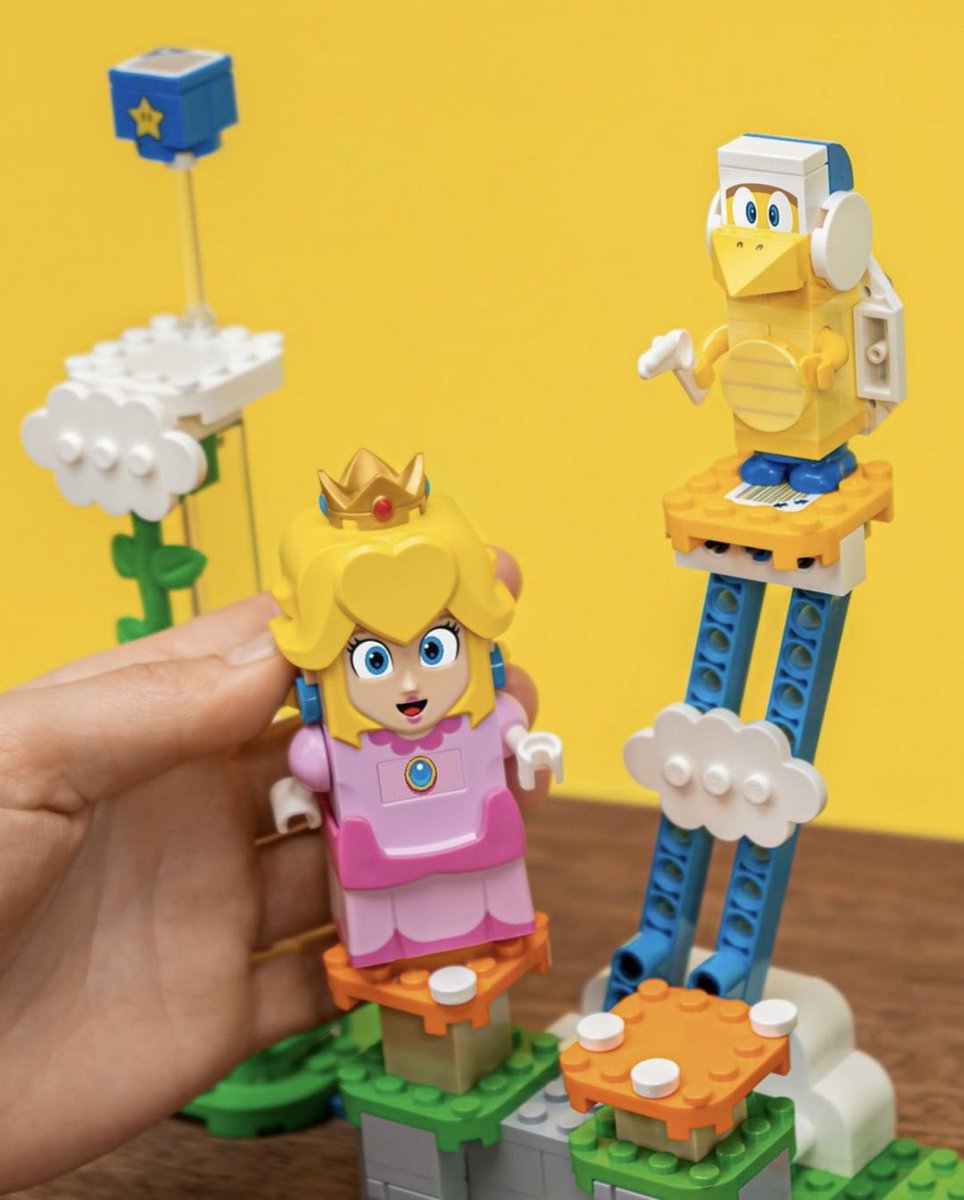 fofeando's tweet photo. ¡Primer vistazo! Aquí están las primeras imágenes del nuevo set de #LEGO de Mario Bros y será nada más el Castillo de la Princesa Peach. Estará disponible a la venta muy pronto.#Fofeando https://t.co/RoBCzlcFhq