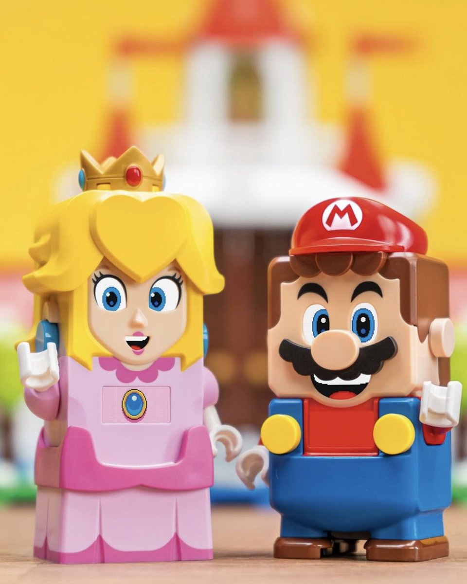 fofeando's tweet photo. ¡Primer vistazo! Aquí están las primeras imágenes del nuevo set de #LEGO de Mario Bros y será nada más el Castillo de la Princesa Peach. Estará disponible a la venta muy pronto.#Fofeando https://t.co/RoBCzlcFhq