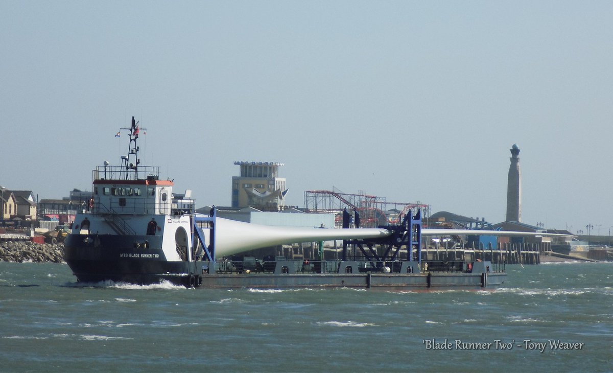 BFMunchkin's tweet photo. #WilliamsShipping 'Blade Runner Two' heading into @porticoshipping  at @PortsmouthPort with another Wind Turbine Blade to be loaded onto 'Bravewind'. https://t.co/1ZLAOO6Hhf