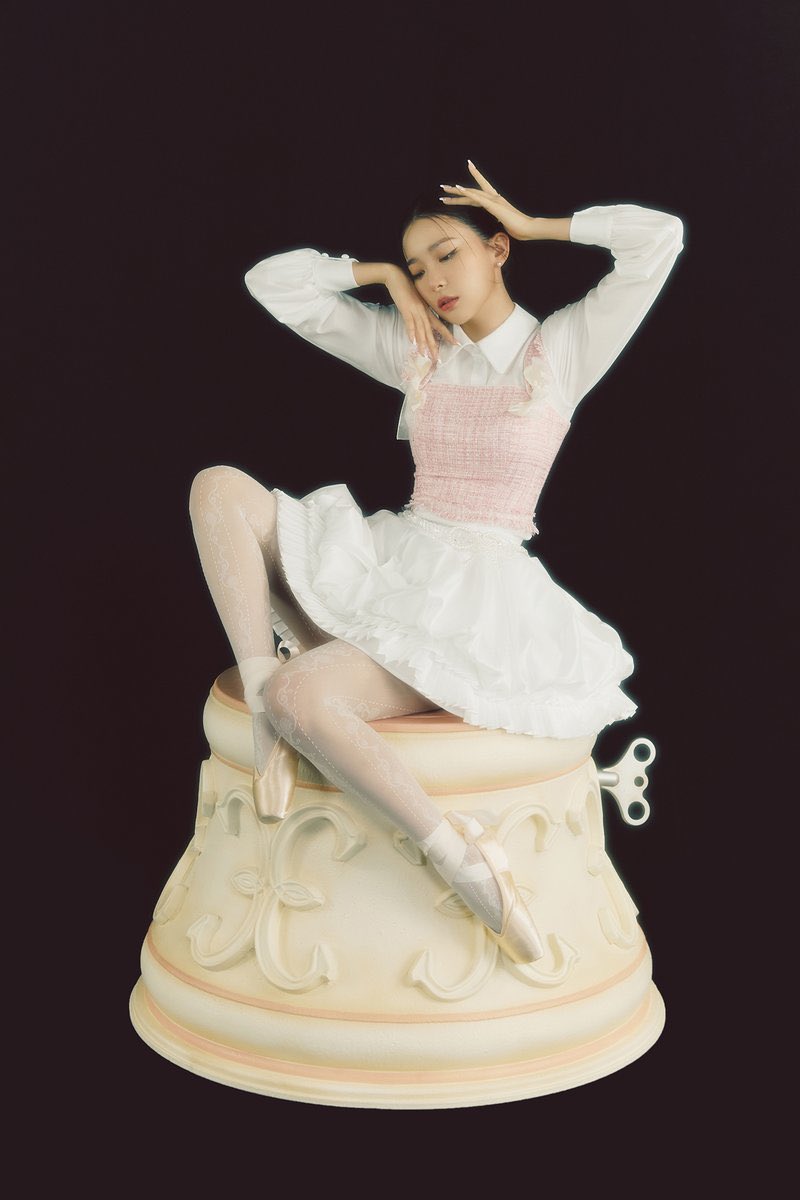 มึงคือกุพึ่งคิดไรได้จากรูปเซตตุ๊กตาไขลานอะ พี่เบเป็นคนเดียวเลยมีรูปที่ไม่อยู่ในฐาน คือยิ่งตอกย้ำเรื่องทฤษฎีน้องเค้กเป็นตุ๊กตาไปอีกอะ เหมือนมันจะสื่อมั้ยว่าเออคนนี้จริงๆไม่ได้เป็นตุ๊กตานะ แค่มาทำตัวเป็นตุ๊กตาเฉยๆ