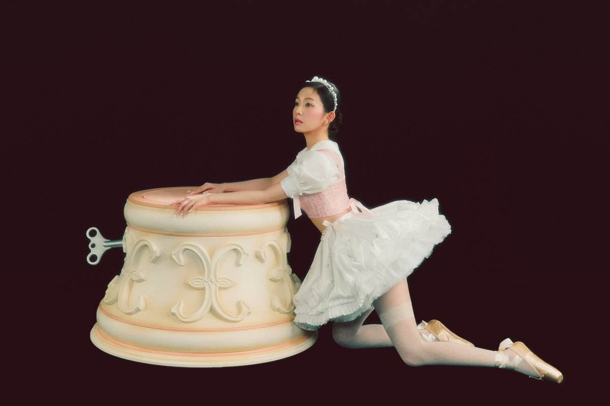pntx72's tweet photo. มึงคือกุพึ่งคิดไรได้จากรูปเซตตุ๊กตาไขลานอะ พี่เบเป็นคนเดียวเลยมีรูปที่ไม่อยู่ในฐาน คือยิ่งตอกย้ำเรื่องทฤษฎีน้องเค้กเป็นตุ๊กตาไปอีกอะ เหมือนมันจะสื่อมั้ยว่าเออคนนี้จริงๆไม่ได้เป็นตุ๊กตานะ แค่มาทำตัวเป็นตุ๊กตาเฉยๆ https://t.co/7M1VqDELBO