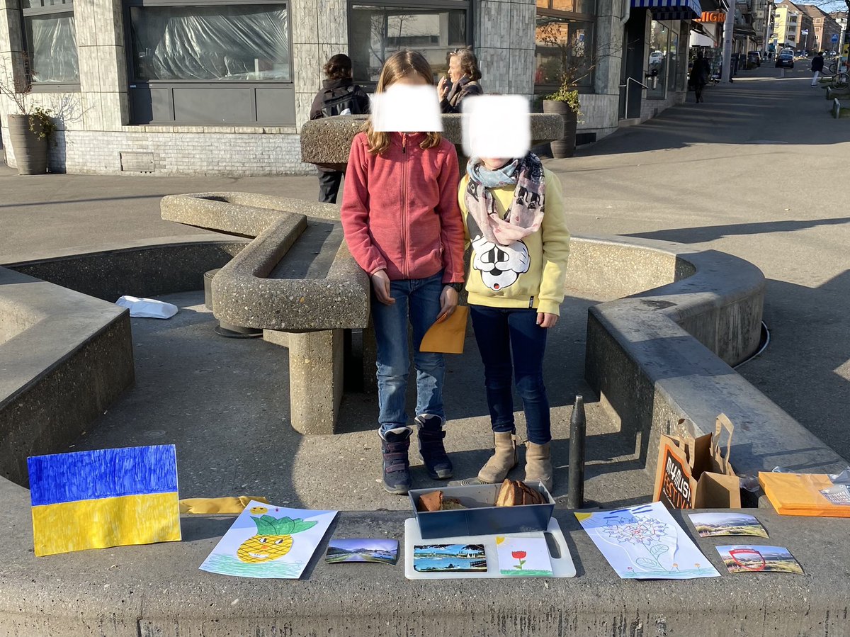 Zwei kleine Mädchen verkaufen am Schaffhauserplatz Kuchen und Zeichnungen für Spenden. Mein Herz…

(Die Gesichter habe ich zensiert, da die Eltern nicht in der Nähe waren)

#StandWithUkraine #Zurich #Switzerland