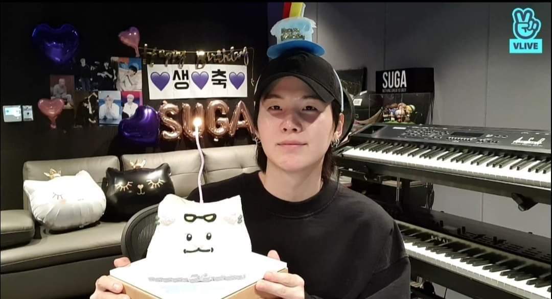 Cin9Min's tweet photo. Happiest birthday my love🥰
Stay healthy and happy.see you at the concert.PDT live at the cinema
🐱💜🇵🇭031222
#Yoongi3993 #myfavoriteproducer
#PDMin https://t.co/ROre8ihnrl
