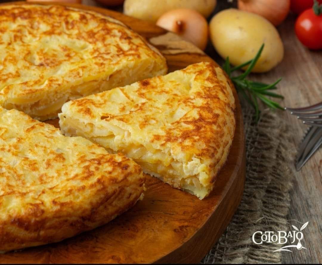 Hoy es el Dia Mundial de la Tortilla de Patatas ¿con o sin cebolla?🤔
Lo que si tenemos claro es que siempre se deben freir las patatas en una sarten honda y con abundante aceite de oliva virgen extra🫒para completar todo su sabor 💚 #TortilladePatatas
#diadelatortilladepatatas