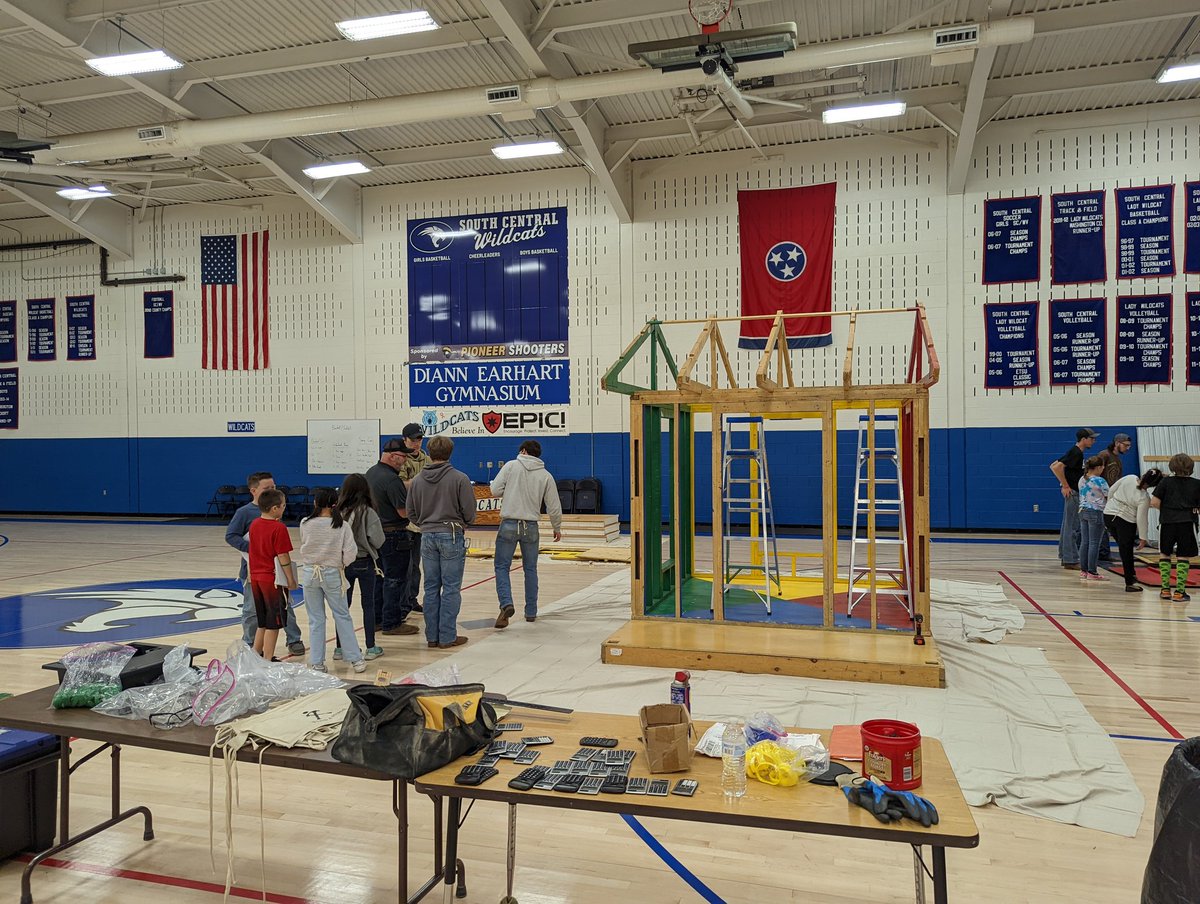<a href="/SCESWildcats/">South Central School</a> and <a href="/DCHSpioneers/">David Crockett HS</a> students participating in the Eastman sponsored #ifIhadahammer program. Great collaboration between our students!! #hammerbuild