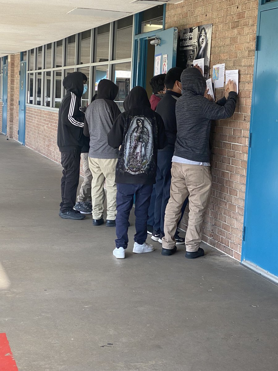 Happy Wednesday! @HISDSocStudies MasterCourse Gallery Walk reminds me of the Move-Think-Verify activity in @lead4ward. Have you tried these? @PatrickHenryMS Scholars love it! 💕 #EuropeanRenaissance #GalleryWalk #StudentEngagement #WhateverItTakes