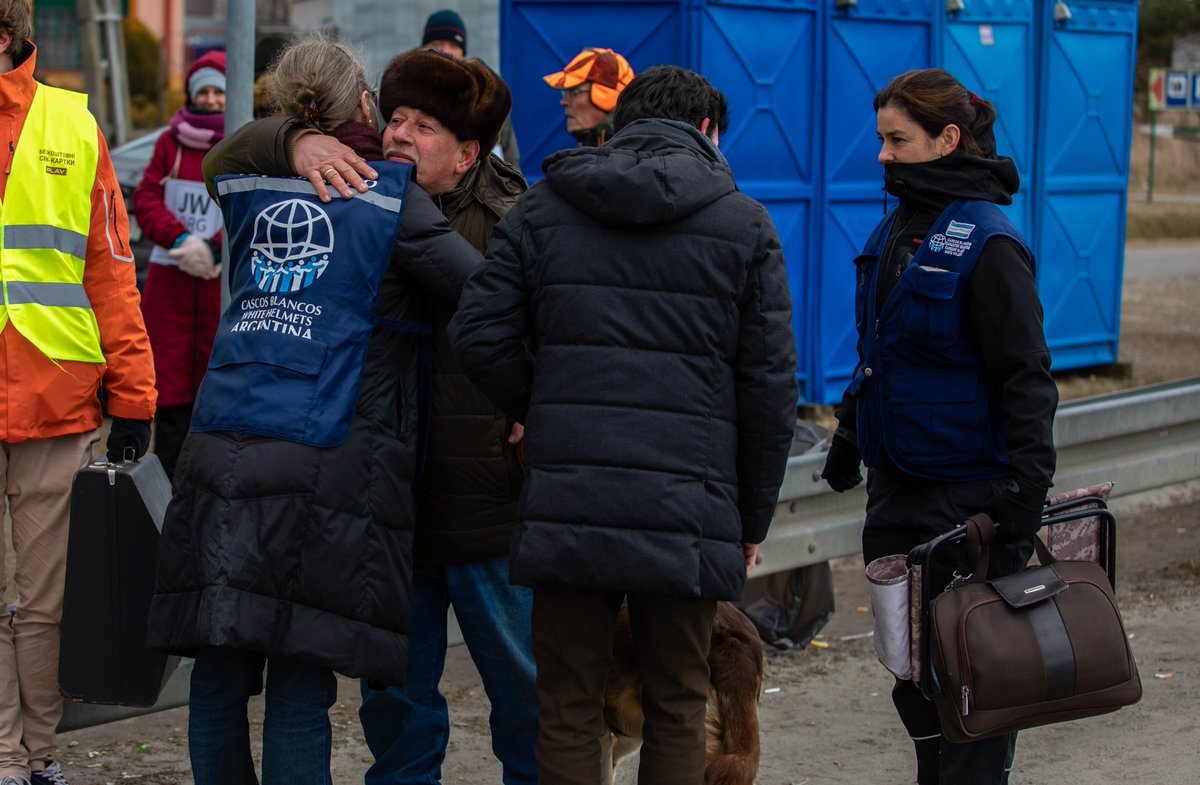 CascosBlancos's tweet image. Abrazos como los de José son los que nos dan fuerzas para continuar con la asistencia para argentinos, argentinas y ciudadanos de @PPT_CELAC que buscan alejarse de la guerra.