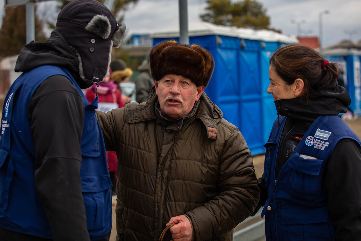 CascosBlancos's tweet image. José logró cruzar la frontera junto con su perro Goya luego de separase de su familia que, hace más de diez días, también fue asistida por la @CancilleriaARG para salir de Ucrania y trasladarse a República Checa.