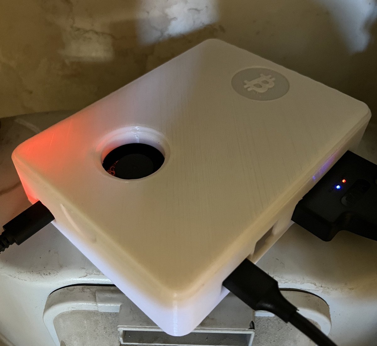 andreask3b's tweet photo. Good time to fire up that #Bitcoin node. Thanks to @Attenuo1 for the great housing. Running @getumbrel https://t.co/ZxDnloCKPy