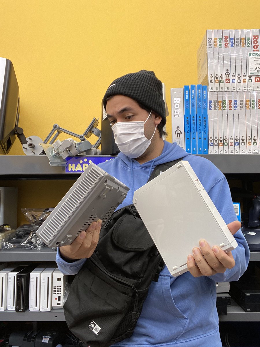 JapanGemu's tweet photo. Existe en japon consolas que cuestan menos de 10 dolares aun? https://t.co/iE9V0HYwS8 pues aca este video de mitad de semana paseando por las tiendas de segunda mano de japon buscando videojuegos. No olviden compartir , que no pese la mano traviesa 😏 https://t.co/iHadJXtfMQ
