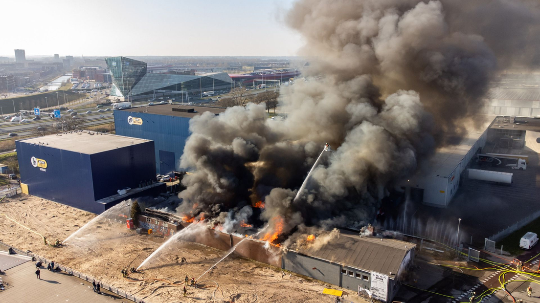 rtvutrecht's tweet photo. Update: Rookoverlast op A2 bij Utrecht door grote brand, bedrijfspand niet meer te redden
https://t.co/flUe4KtH7n #Utrecht https://t.co/0u67OzSKHm