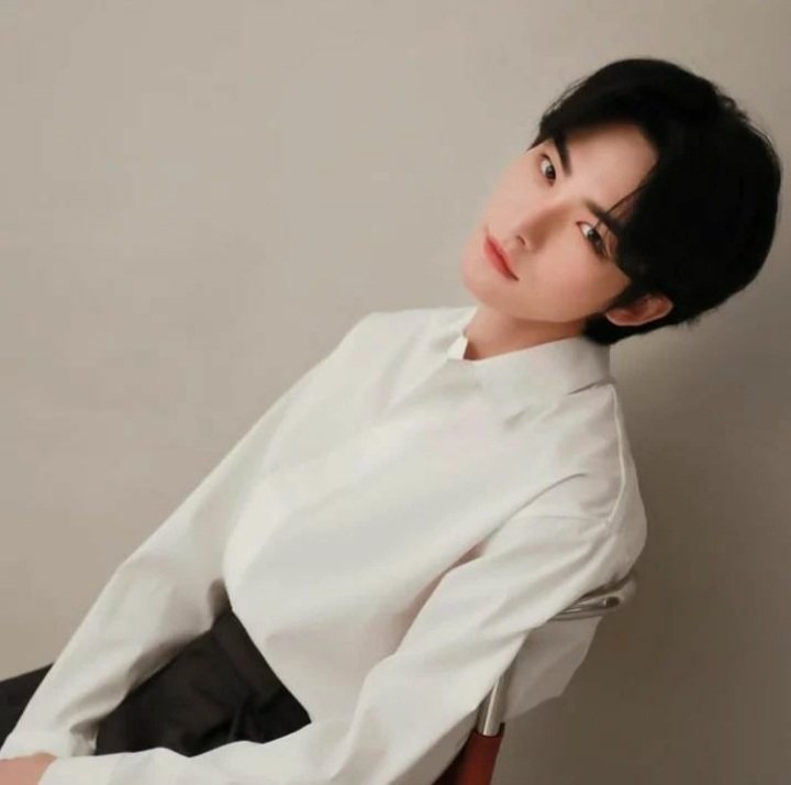 [20220309]Blossom Entertainment Instagram səhifəndə HyunJunun şəklini paylaşıb.

"Aktyor HyunJunun profil çəkilişinin pərdəarxasını açıqladıq!
Lütfən, aktyor Hyunjun gələcəkdə Blossom Entertainment-də nümayiş etdirəcəyi müxtəlif aspektləri səbirsizliklə gözləyin~~💖"