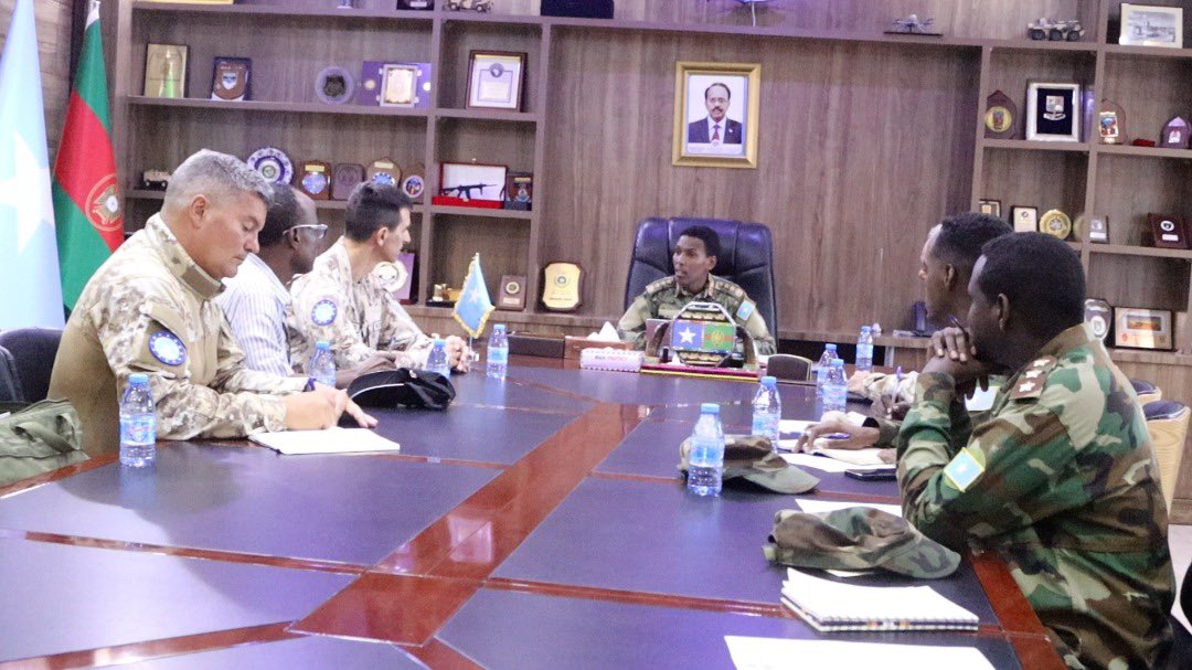 SNAForce's tweet photo. Taliyaha Ciidanka XDS Gen.Odawa yusuf ayaa xafiiska kulan kula yeeshay taliyaha cusub ee ciidanka midowga yurub #EUTM Gen.Viglietta.
kulankaan ayaa ujeedkiisu ahaa isbarasho & sida CXDS & midowga #yurub ay iskaga kaashan lahaayeen la dagaalanka maleeshiyada Alshabab
@EUTMSomalia https://t.co/SOJHzatSdm