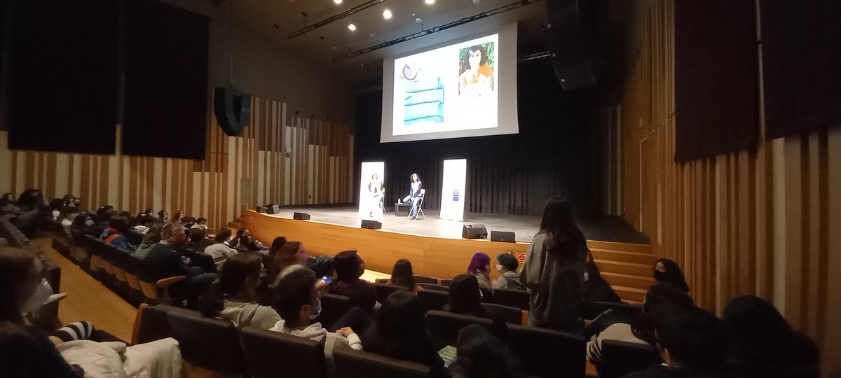 BibliotequesVNG's tweet photo. Avui trobada amb Ruth Tormo per comentar el seu llibre "Sense codi de barres" amb els alumnes de 3r i 4t d'ESO
Una història molt original que ens toca de molt a prop a tots
#PremiMenjallibres #PromocioLectora #PAL https://t.co/BYkyKnzLxs