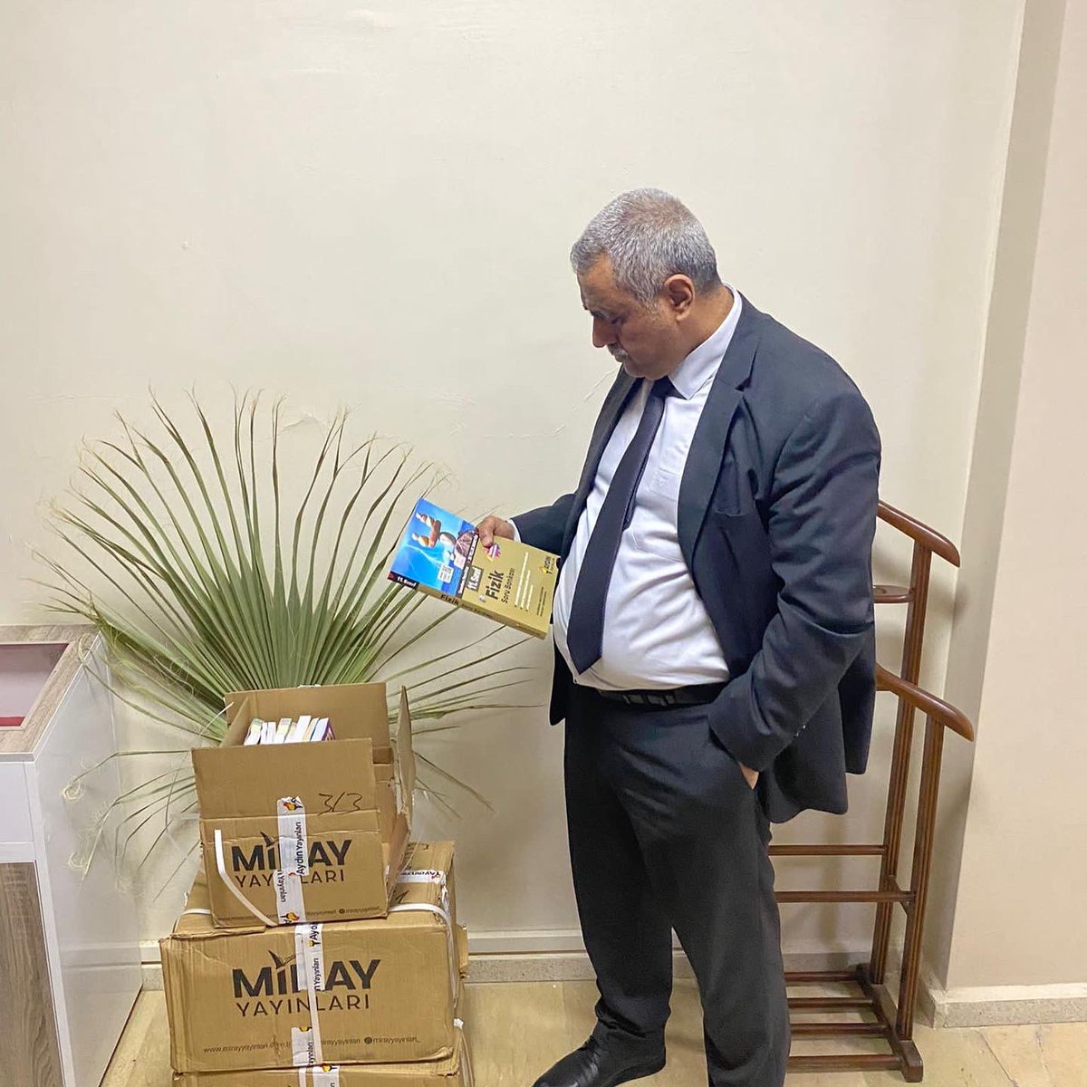 esref_saruhan's tweet photo. Şenyurt (Oxford) Lisesinden mezun ettiğim Fizik öğretmeni ve MİRAY Yayınları yazarı METİN ZENGİN’e ve yayınevine göndermiş oldukları kitaplar için çok teşekkür ederim. https://t.co/qSlWnZInls