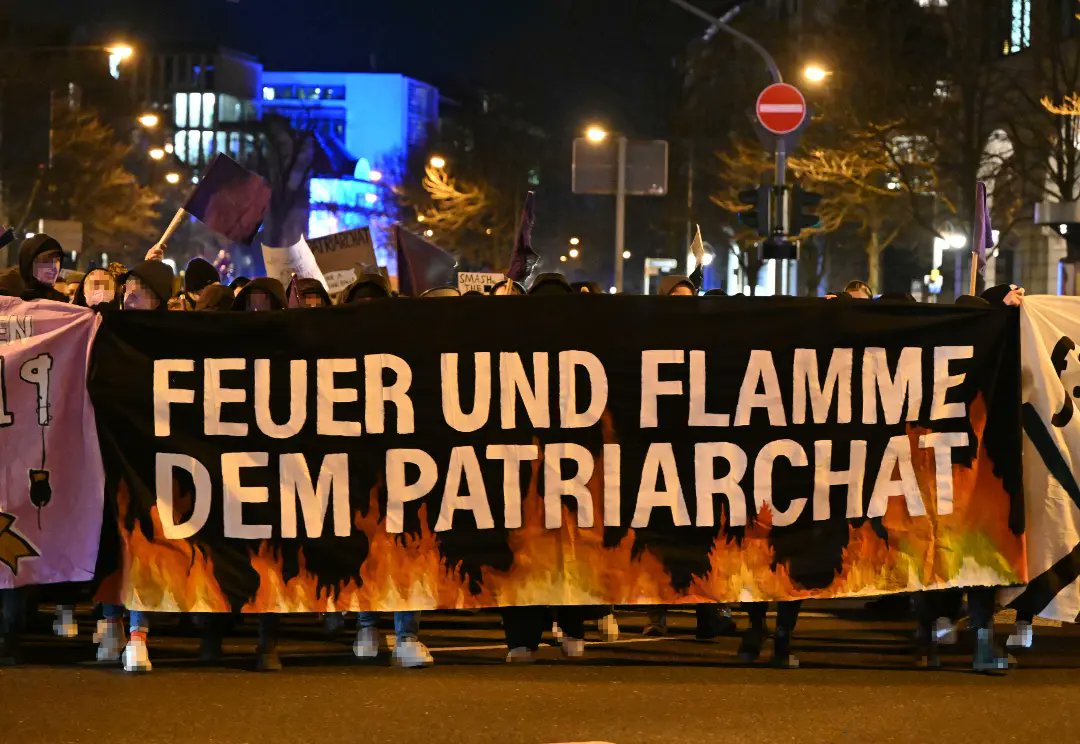 oatfrankfurt's tweet photo. Mit 3000 Leuten waren wir gestern in #Frankfurt am #8M2022 auf der Straße. Denn ohne Feminismus keine Antifa, ohne Antifa kein Feminismus! Danke an alle, die dabei waren. #ffm0803 https://t.co/13HHl9h5EJ