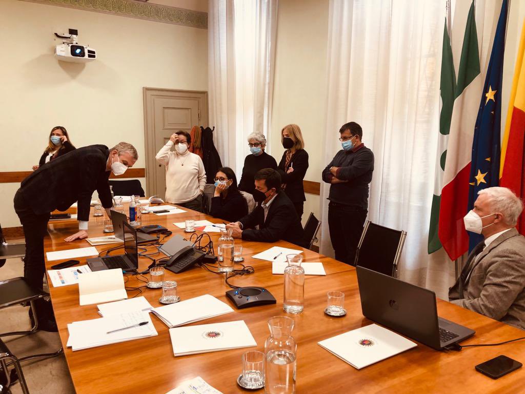 cooperazione_it's tweet photo. Inizia un nuovo viaggio di #InsiemepergliSDG in giro per le città 🇮🇹.

@SGatti_IT e il team comunicazione #DGCS insieme ai Sindaci @giorgio_gori e @DelBono2018 per portare gli #SDG a Bergamo-Brescia #capitaleitalianadellacultura2023. 

Gli Enti locali 🔑 per l’#Agenda2030. https://t.co/RnPS3gEKyk