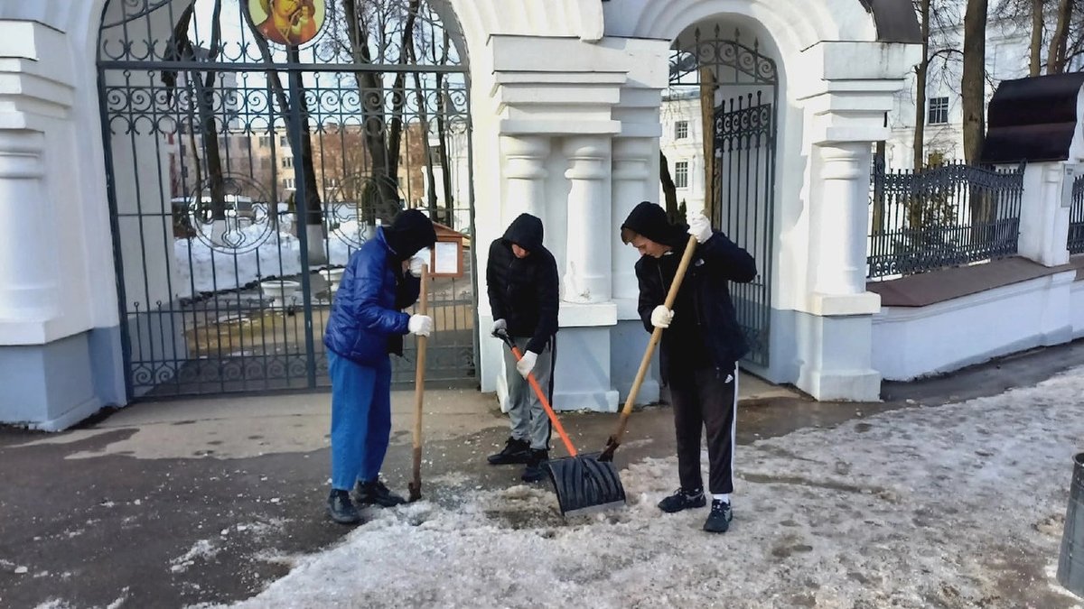 i3vestno's tweet photo. 👏

Активисты ивановского молодежного движения «Православные добровольцы Ивановской митрополии» начали чистить дороги к местным храма.

📌Подробнее:https://t.co/Fg3HnxAAju https://t.co/phHEN0nmvF