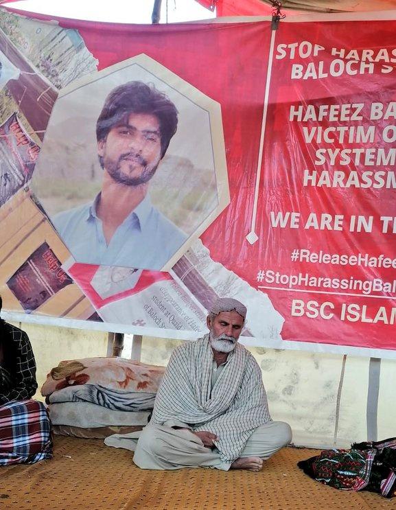 BaluchiJanik's tweet photo. Unbearable and unexplainable pain which daily kills the family and loved ones of victim.💔
#ReleaseHafeezBaloch #BringBackScholar #StopCollectivePunishment https://t.co/8yNrIMPxvY