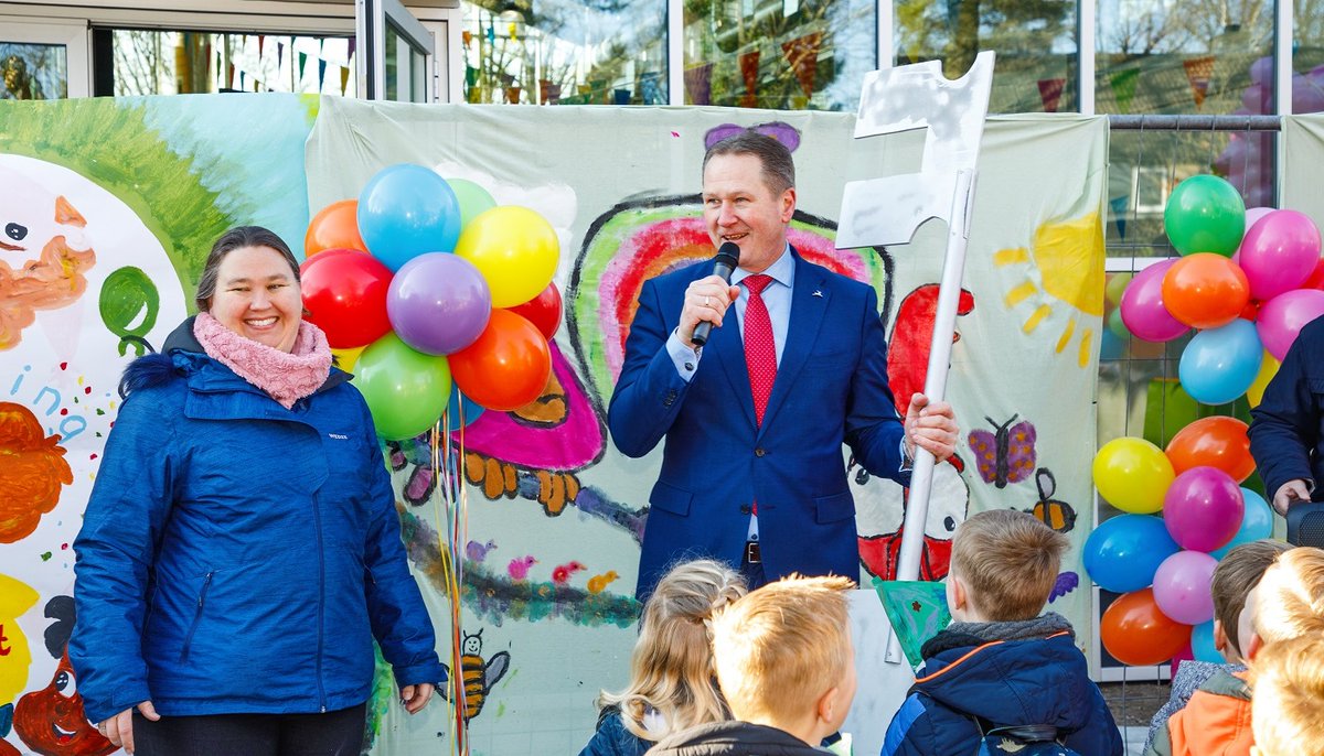 Vanmorgen opende wethouder Erik Visser samen met vestigingsdirecteur Marije Beekman de nieuwe locatie van De Krugerstee in Vaassen. Het nieuwe gebouw is ontworpen om leerlingen te ondersteunen in het volgen van 'future proof' onderwijs: bit.ly/3HYgtxN