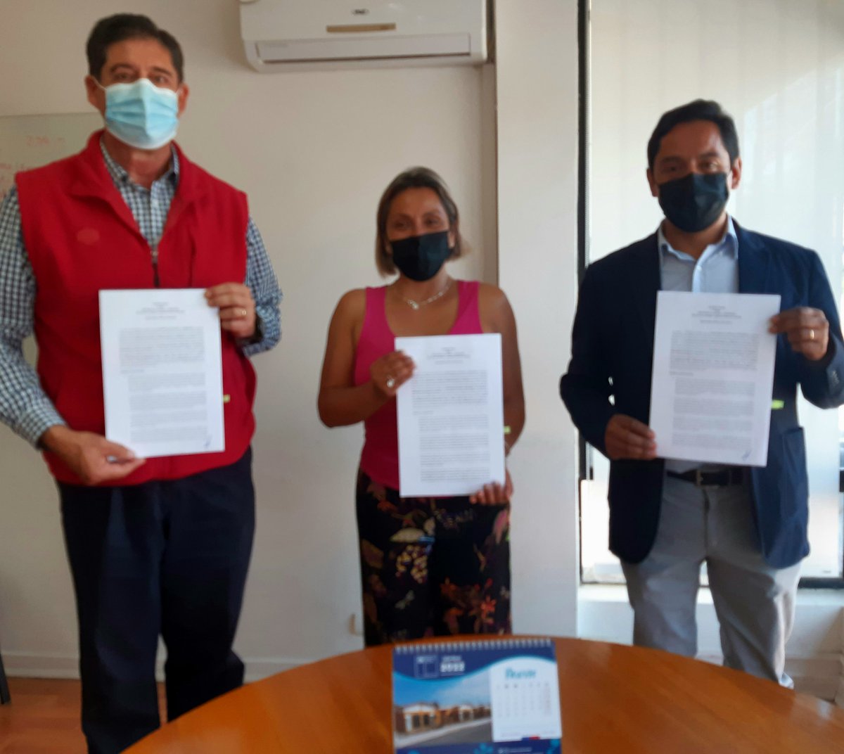 minvuatacama's tweet photo. Seremi @pedroriosweldt y @DirectorServiu3 firman junto a dirigenta del Conj.Habitacional Pedro LeónGallo I #ElPalomar #Copiapó acuerdo que compromete solución a problemáticas informadas por vecin@s de este condominio; situación revisada permanentemente por equipos @Minvu #Atacama https://t.co/GnHirndBzF
