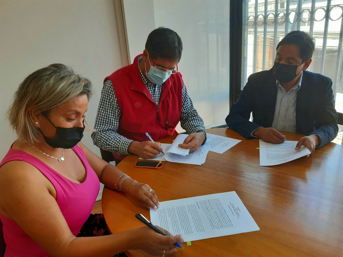 minvuatacama's tweet photo. Seremi @pedroriosweldt y @DirectorServiu3 firman junto a dirigenta del Conj.Habitacional Pedro LeónGallo I #ElPalomar #Copiapó acuerdo que compromete solución a problemáticas informadas por vecin@s de este condominio; situación revisada permanentemente por equipos @Minvu #Atacama https://t.co/GnHirndBzF