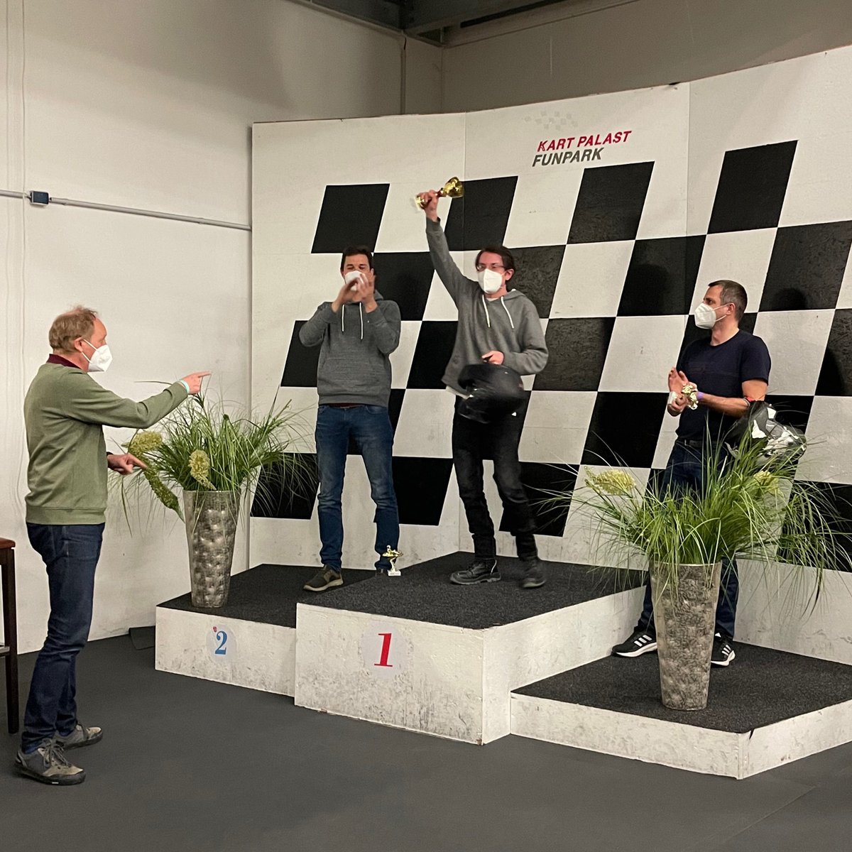 jambit's tweet photo. Diese Woche hieß es bei #jambit in #Muenchen wieder Hände ans Lenkrad &amp; Nerven bewahren beim legendären jambit Kart Race🏎
Am Ende konnte es wie immer nur einen geben &amp; der heißt Sebastian! Schon wieder😉 Herzlichen Glückwunsch an den strahlenden Sieger!🥳 
#softwaredeveloper https://t.co/l1SH63jFD0