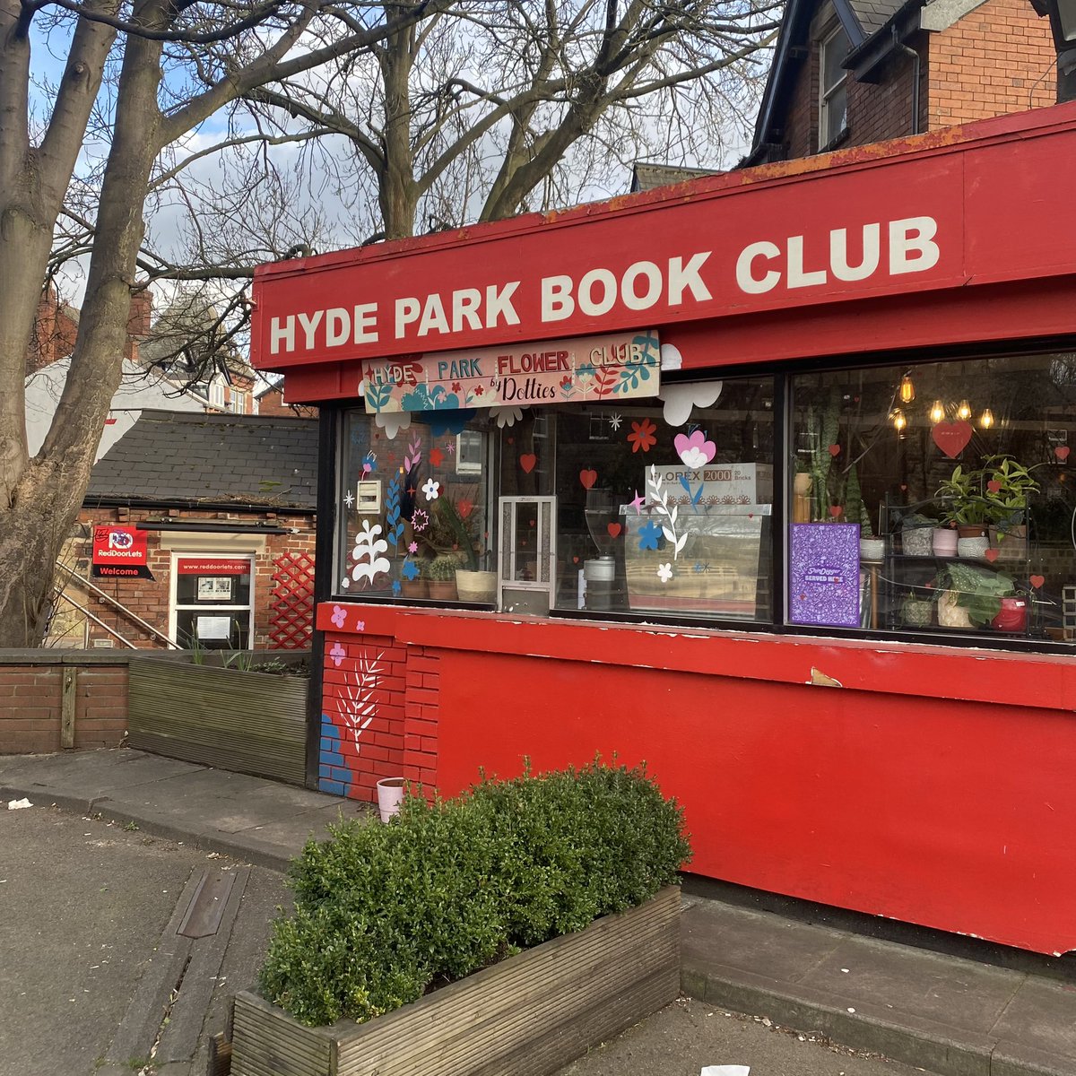 📍 We’ve arrived. Tonight <a href="/vinylwilliams/">Vinyl Williams</a> plays <a href="/HPBCLeeds/">Hyde Park Book Club</a> with support from <a href="/S_B_Cult/">Spacey Basement Cult</a>, Multinut Butter and Sakura Murakami. 

🎟 TICKETS &gt;&gt; linktr.ee/HappyDazeAlways // OTD