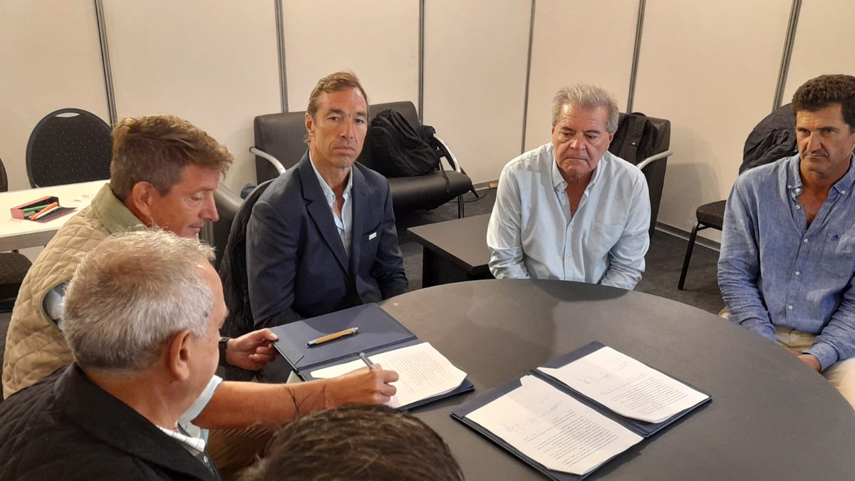 intaargentina's tweet photo. #Expoagro2022

El @MinAgriCba, @aapresid y el @IntaCordoba firmaron un acuerdo para fortalecer y darle continuidad a los proyectos que están llevando a cabo en la provincia de la mano de las Chacras “Los Surgentes- Inriville”, “Sur de Córdoba” y “Justiniano Posse”. https://t.co/RBObkvhdG5