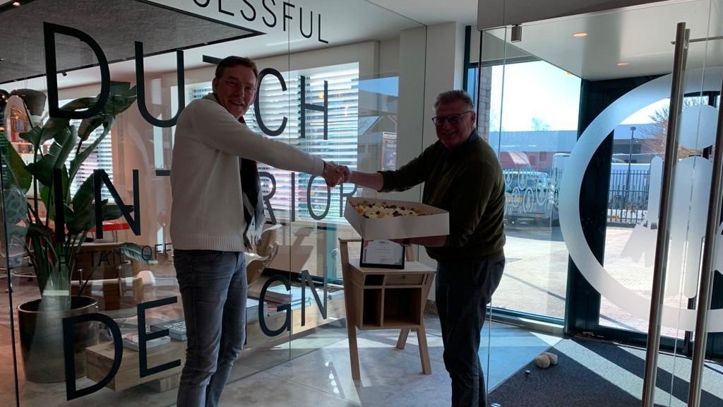 deCBM's tweet photo. Kees Zwetsloot (CBM) reisde af naar Scherpenzeel om Bert Blankenstijn van WSB Interieurbouw te feliciteren met het 30-jarig lidmaatschap van @deCBM. Een taart voor 50 personen recht houden bleek nog een hele uitdaging..
#cbm #leden #jubileum #oorkonde #taart #houhemrecht https://t.co/TEGISV6Kls