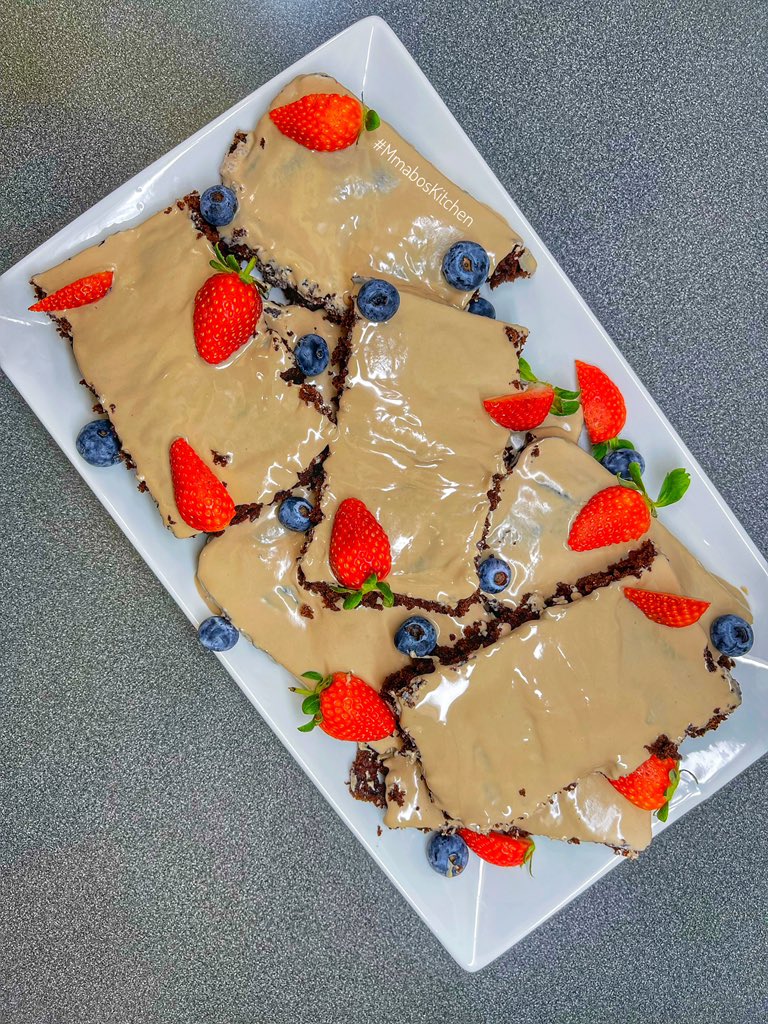 GabsDiva's tweet photo. β¦ #BecauseTheWeatherAllows - Chocolate Chip & Coffee Brownies, Topped With Melted White & Brown Chocolate (and fresh strawberries and blueberries) β¦ π€πΌπππ» β¦ #WhenJoanCooks #MmaboThings β¦ https://t.co/McgWbLNyra