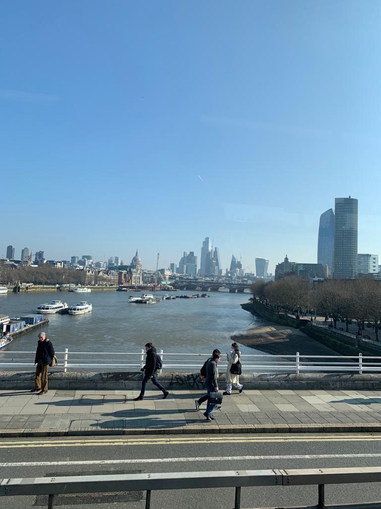 prestigeinteri1's tweet photo. Great view of Waterloo Bridge in the sunshine, its starting to warm up #londonriver #workinginthecity https://t.co/ociajy2IBW
