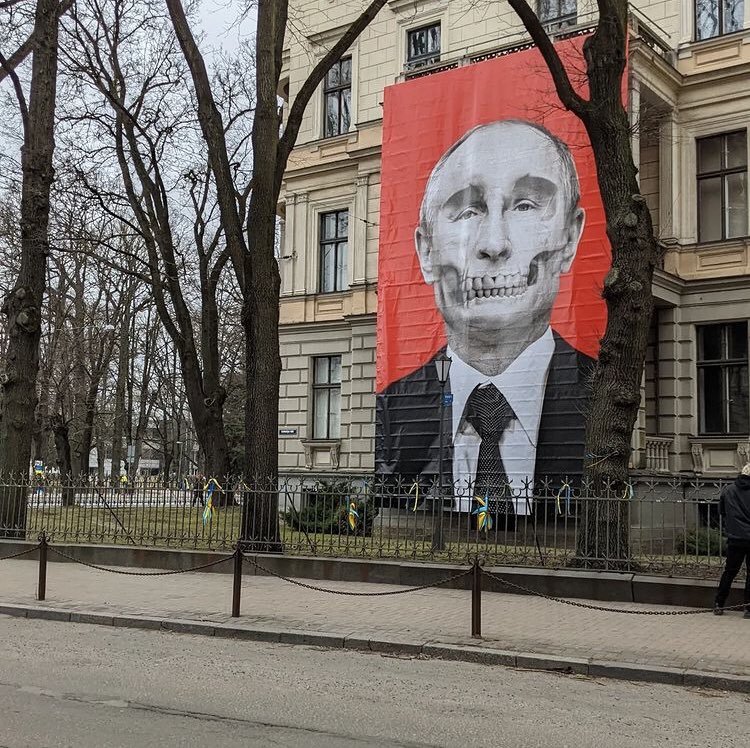 LatestAnonPress's tweet image. Facade of the Latvian Faculty of Medicine in Riga. In front of the Russian Embassy. #FCKPTN