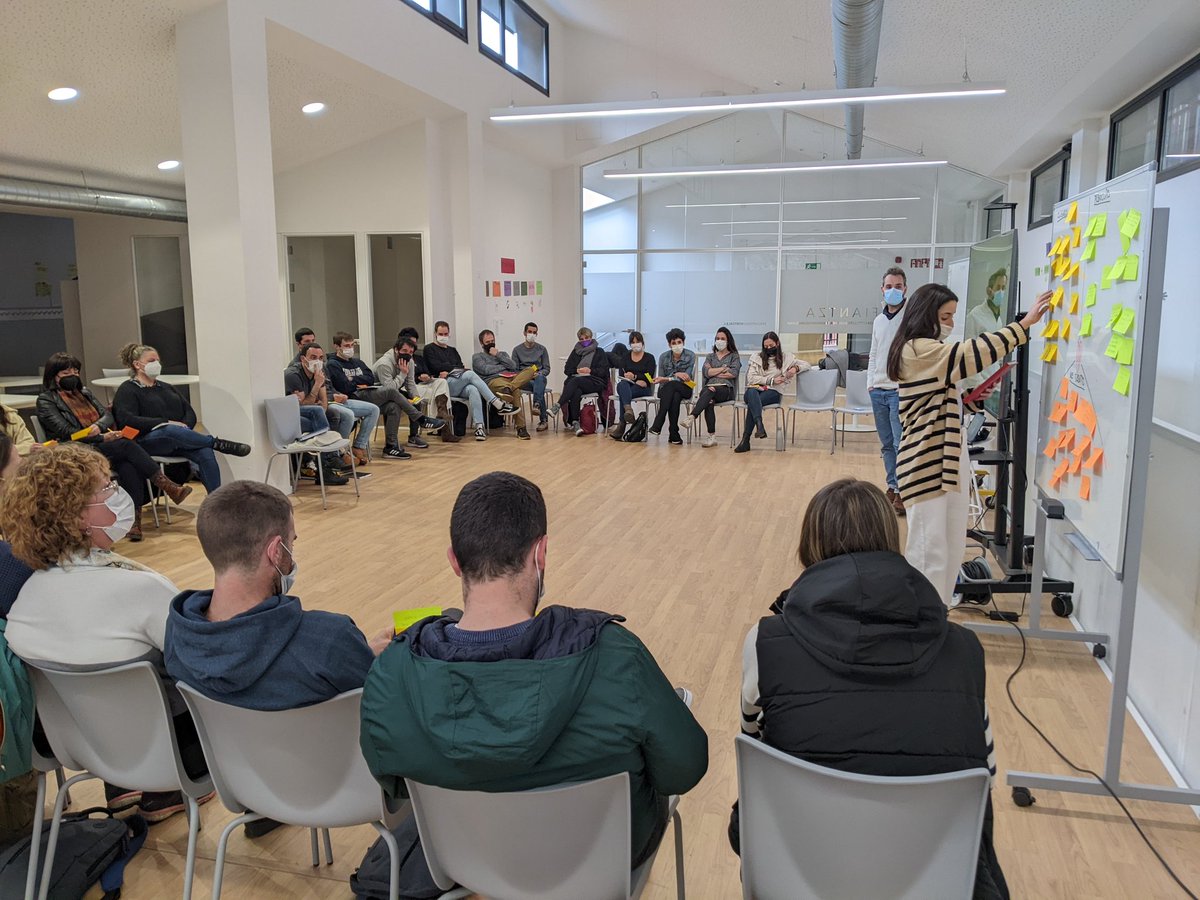 xaragay's tweet photo. Por la tarde hemos compartido una sesión de trabajo con mas de 30 docentes de #TreBatu valorando los avances del nuevo modelo educativo basado en la pedagogía de la confianza que está transformando @Arizmendi Ikastola @XaviPascual1 https://t.co/K10g8zE0d9