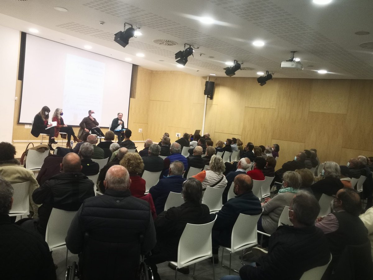 antoniolopez555's tweet photo. Avui  en la taula rodona  sobre el futur  de la sanitat pública a  Catalunya.  A més d'un centenar de veïnes de sant feliu de Llobregat.. Al costat de l'actual i anterior alcaldesses d'aquesta població del Baix Llobregat Gràcies #comisio de Pensionistes de San feliu x invitarnos https://t.co/f9VkJhrU4f