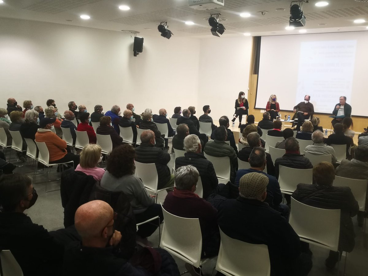 antoniolopez555's tweet photo. Avui  en la taula rodona  sobre el futur  de la sanitat pública a  Catalunya.  A més d'un centenar de veïnes de sant feliu de Llobregat.. Al costat de l'actual i anterior alcaldesses d'aquesta població del Baix Llobregat Gràcies #comisio de Pensionistes de San feliu x invitarnos https://t.co/f9VkJhrU4f
