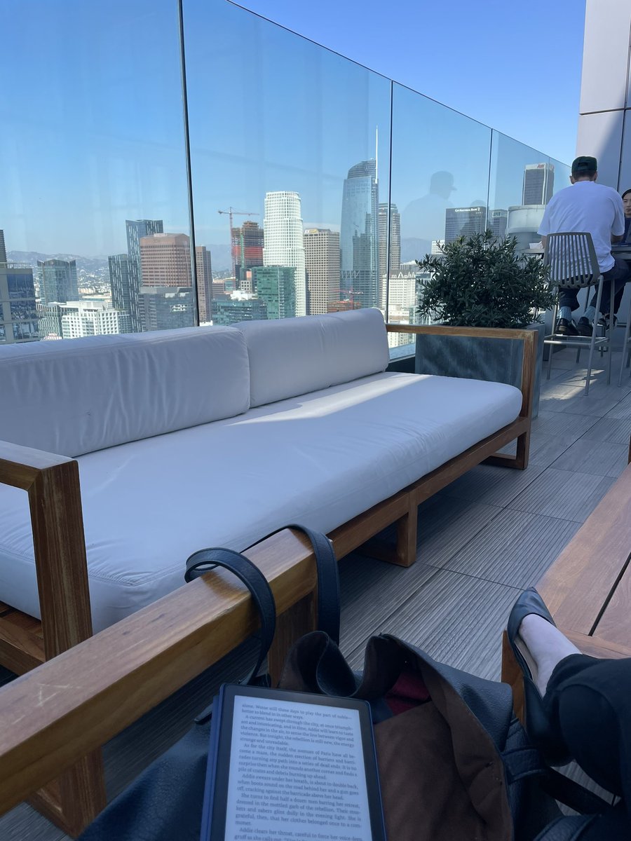 LichtmanRachel's tweet photo. Lunch at my last full day in the Price office. I’ll miss this view, but will miss my team most of all! Thank you to everyone at @USCPrice who made this chapter so wonderful. I’ll be back on 3/28 as the associate director/senior public communications officer at @studenthealthsc ✌🏻 https://t.co/eIrOZJKrsh