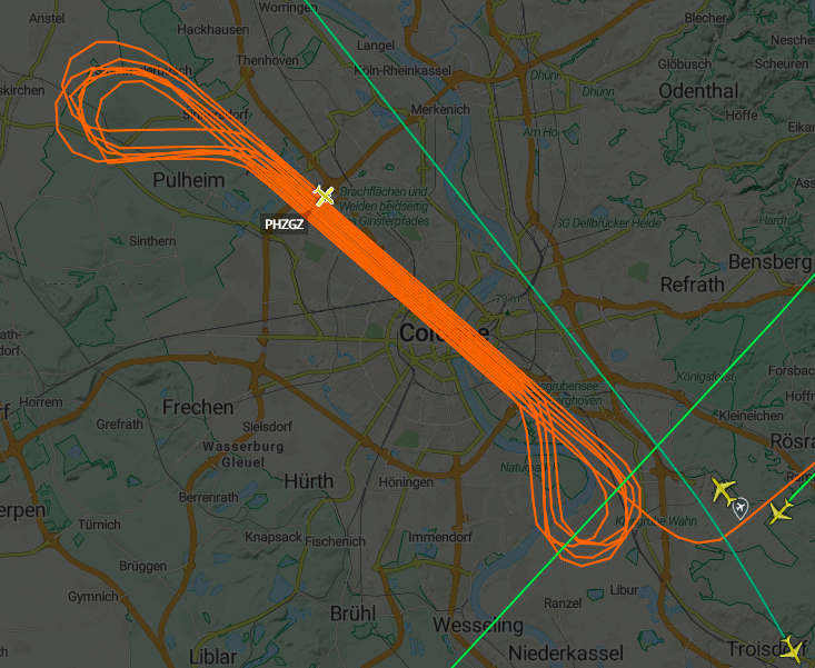 PacmanPirate's tweet photo. Was macht denn PH-ZGZ über #Köln? Spontan würde ich ja sagen: "Luftbildaufnahmen". Aber bei Nacht? https://t.co/8MYhh2v5Wf