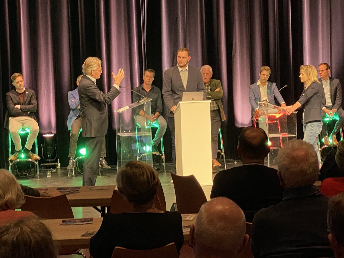 VVDMaassluis's tweet photo. LIJSTTREKKERSDEBAT MAASSLUIS
Vanavond in het lijsttrekkersdebat ging Dick Snoeck in debat met Corine Bronsveld over wonen en zorg. Evert Wassink sprak als jongste kandidaat van VVD Maassluis over vmbo in Maassluis tijdens het jongerendebat.
#maassluis #verkiezingen @theaterkonhof https://t.co/CJgF9kQYtP