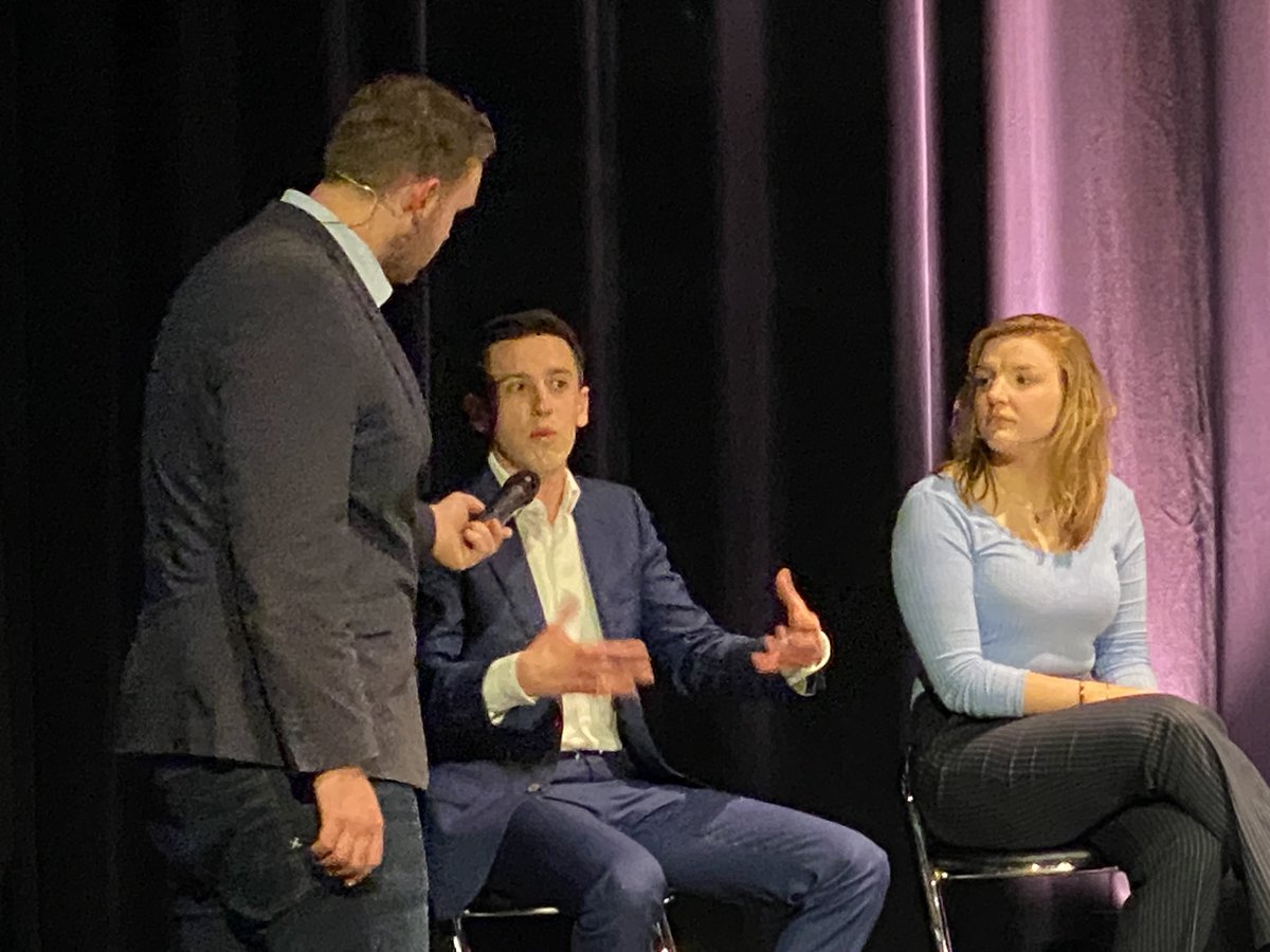 VVDMaassluis's tweet photo. LIJSTTREKKERSDEBAT MAASSLUIS
Vanavond in het lijsttrekkersdebat ging Dick Snoeck in debat met Corine Bronsveld over wonen en zorg. Evert Wassink sprak als jongste kandidaat van VVD Maassluis over vmbo in Maassluis tijdens het jongerendebat.
#maassluis #verkiezingen @theaterkonhof https://t.co/CJgF9kQYtP