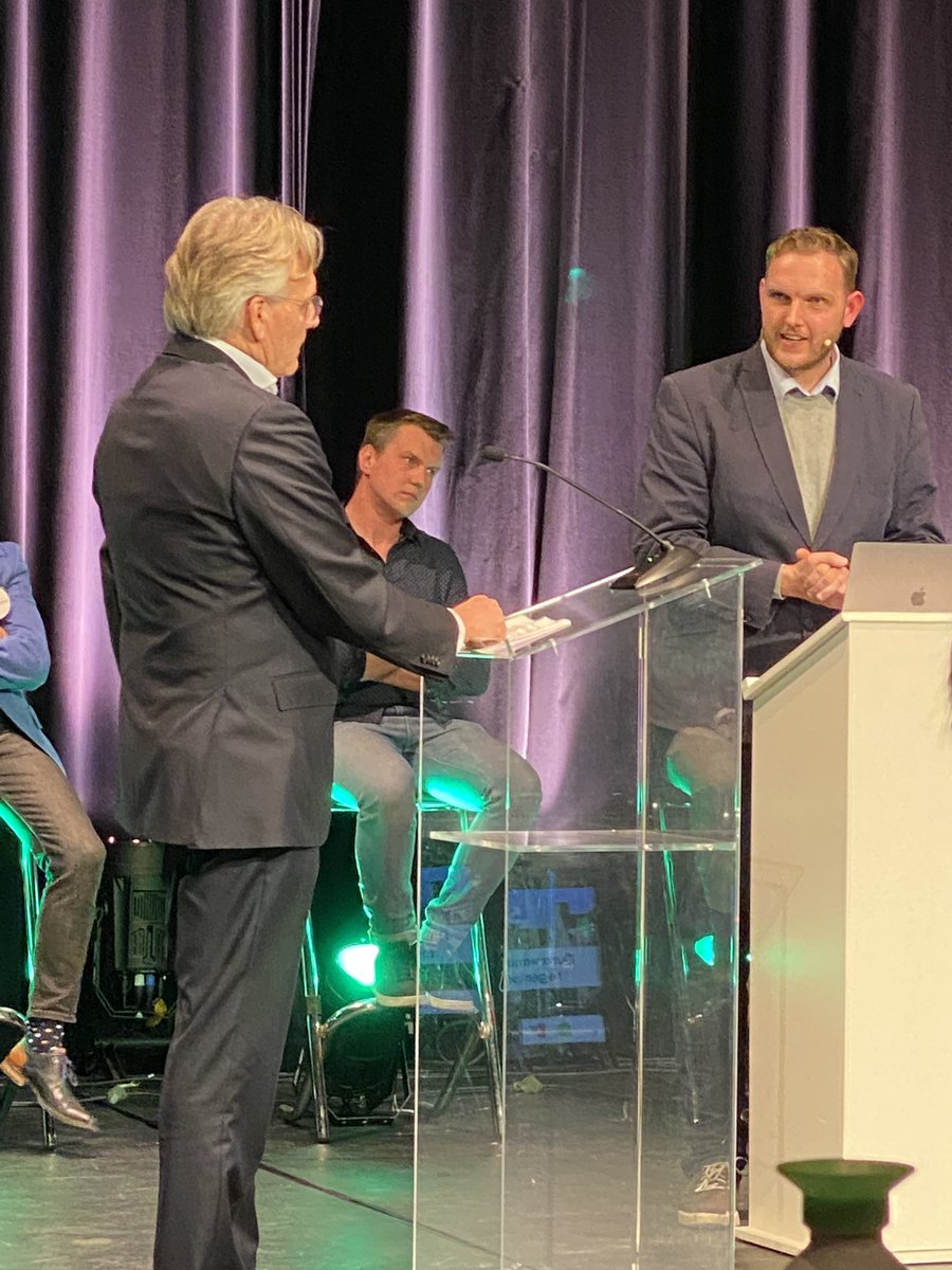 VVDMaassluis's tweet photo. LIJSTTREKKERSDEBAT MAASSLUIS
Vanavond in het lijsttrekkersdebat ging Dick Snoeck in debat met Corine Bronsveld over wonen en zorg. Evert Wassink sprak als jongste kandidaat van VVD Maassluis over vmbo in Maassluis tijdens het jongerendebat.
#maassluis #verkiezingen @theaterkonhof https://t.co/CJgF9kQYtP